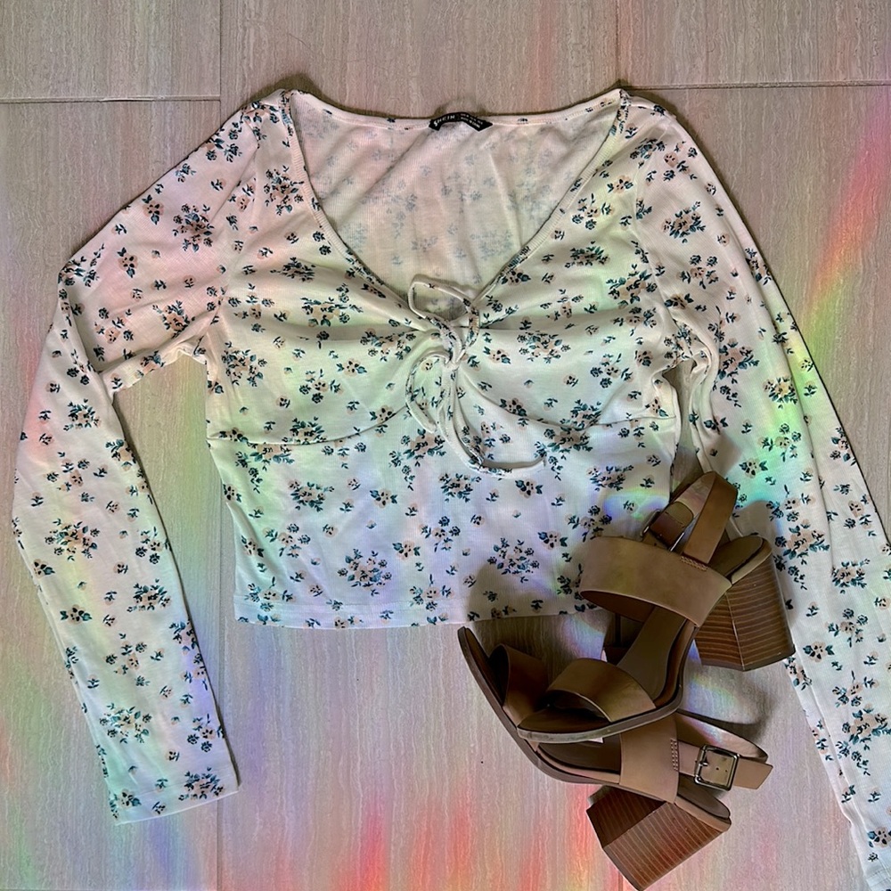 Super cute crop! Never worn! Blue and brown floral pairs great with jeans!
